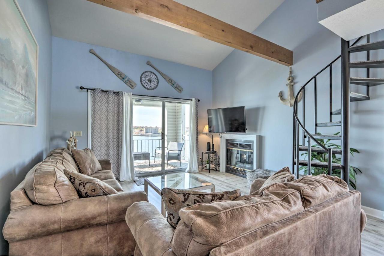 Sunny Osage Beach With Balcony And Lakefront View Екстериор снимка