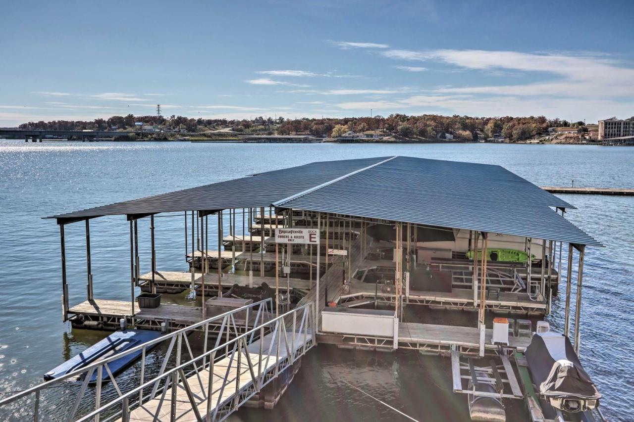 Sunny Osage Beach With Balcony And Lakefront View Екстериор снимка