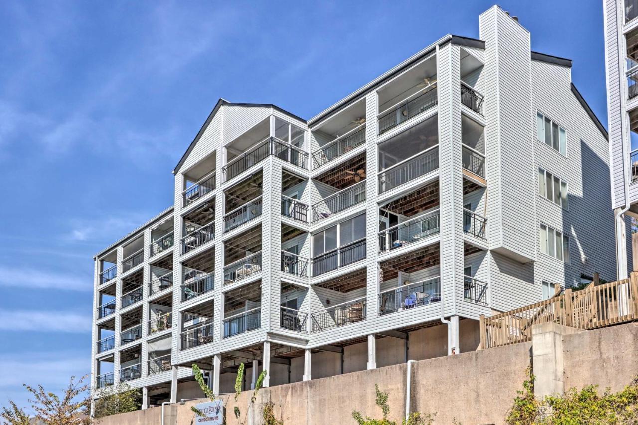 Sunny Osage Beach With Balcony And Lakefront View Екстериор снимка