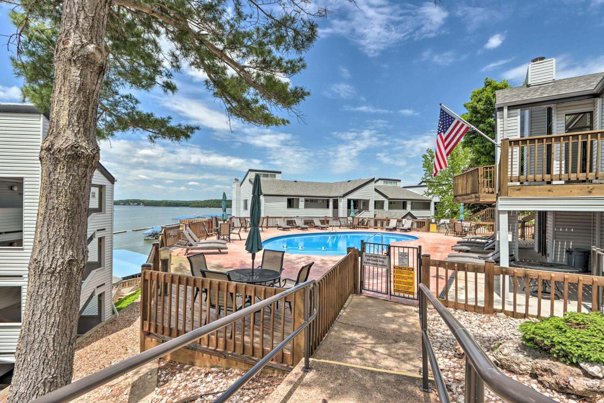 Sunny Osage Beach With Balcony And Lakefront View Екстериор снимка