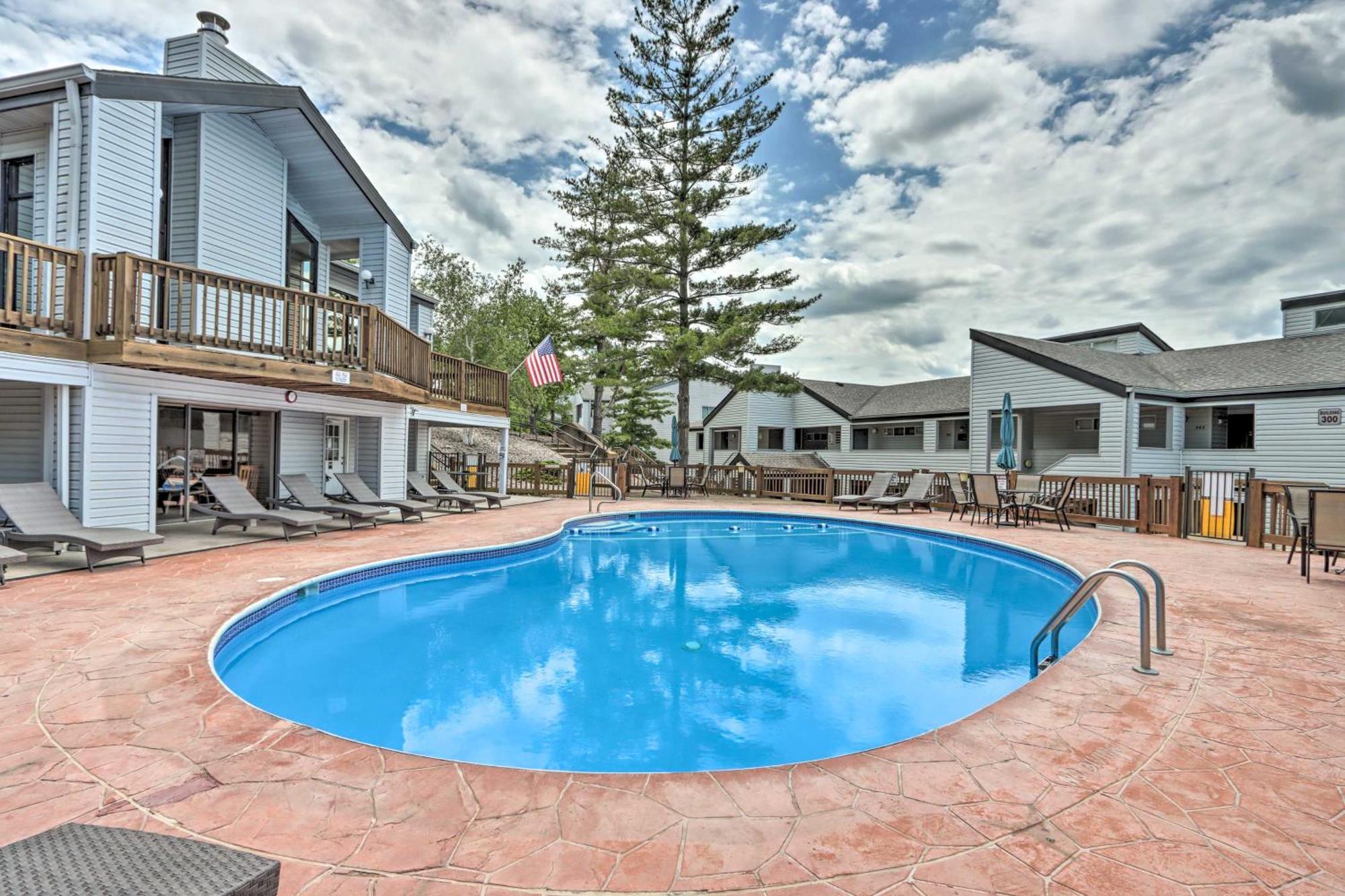 Sunny Osage Beach With Balcony And Lakefront View Екстериор снимка